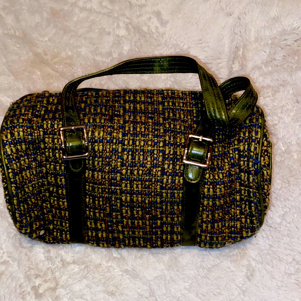 Mantles Purse 👜 in green trimmings synthetic leather blue and green textured.